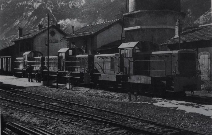 Tractor type BB 400 on the line from Nice to Digne. At the head, the 040-003 ex Vivarais, ballasted for the traffic on the P.C. (Photo J. BANAUDO) Tractor type BB 400 on the line from Nice to Digne. At the head, the 040-003 ex Vivarais, ballasted for the traffic on the P.C. (Photo J. BANAUDO)